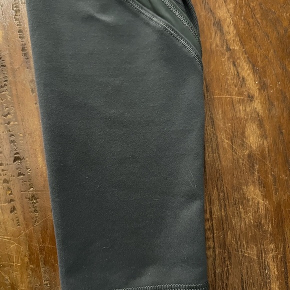Lululemon high rise leggings with mesh size 6 - Picture 2 of 14